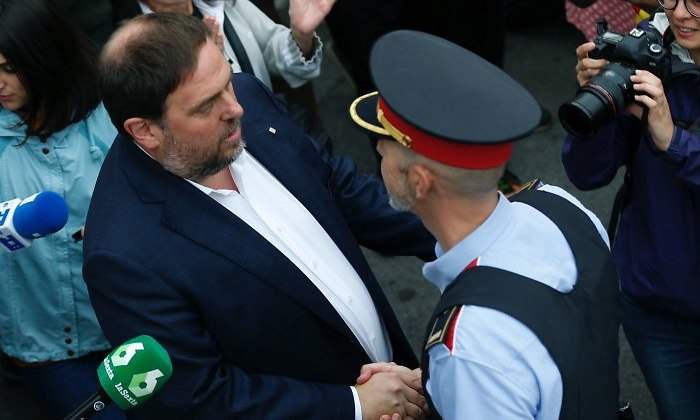 mosso-junqueras-saludo-referendum.jpg