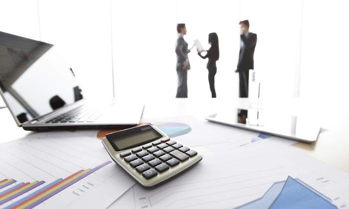personas-calculadora-papeles-color-dreamstime.jpg