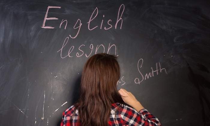 La profesora de ingls escribe en la pizarra