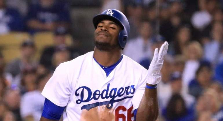 Puig hizo la 'Britney señal' a aficionados en Cleveland Puig hizo la 'Britney señal' a aficionados en Cleveland
