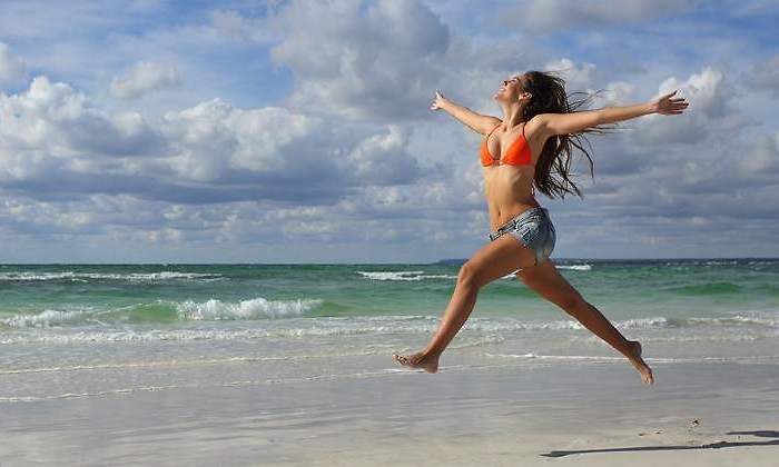 vacaciones-chica-mujer-playa-libre-alegria-getty.jpg