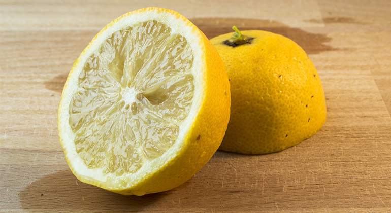 Un limón, el remedio definitivo para limpiar a fondo el microondas