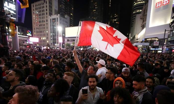 raptors-aficionados-bandera-canada-reuters.jpg