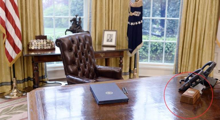 ¿Para qué sirve el botón rojo del escritorio de Trump?