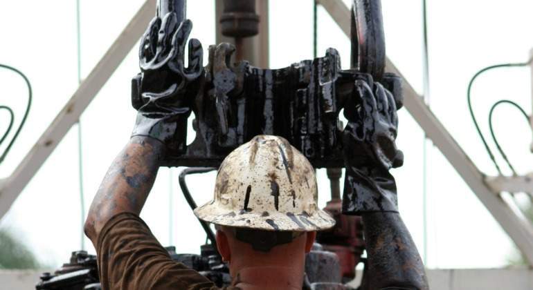 petroleo-trabajador-casco-pump-extraccion-dreamstime.jpg