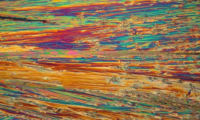 Nitrato de neodimio visto en un microscopio