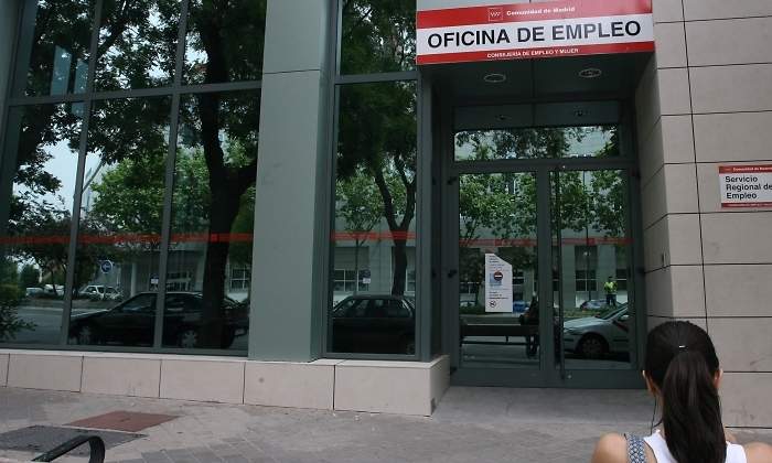paro-chica-oficina-de-empleo.jpg
