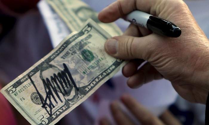dolar-firmado-trump.jpg