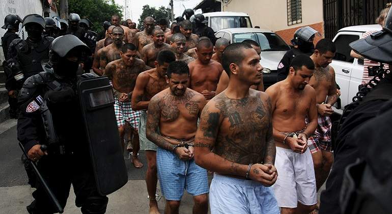 Fiscal visita El Salvador y busca debilitar a la pandilla MS-13
