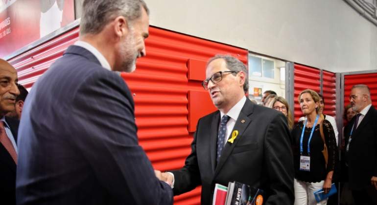 Torra regala al Rey un libro sobre el 1-O y aplaude el himno español