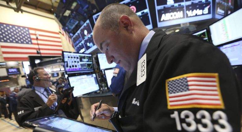 Wall Street opera mixto a media sesión y el Dow Jones baja un 0,49 por ciento