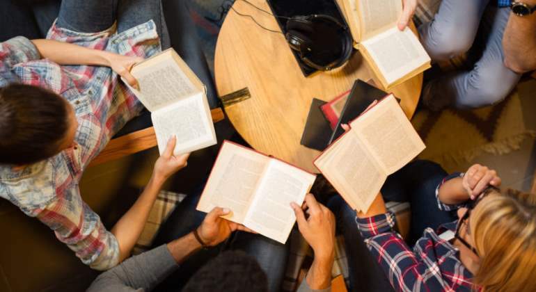 Jovenes-leyendo-especial.jpg