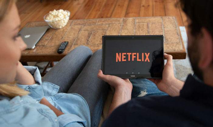 netflix-pareja-sofa.jpg