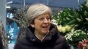 may-theresa-plumas-efe.jpg