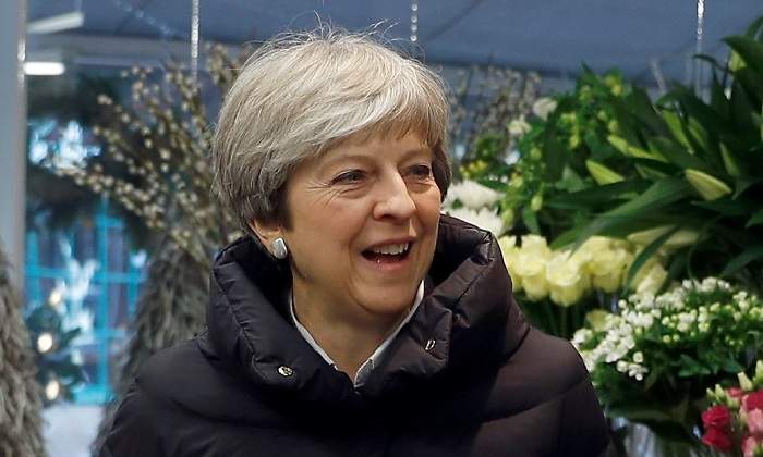 may-theresa-plumas-efe.jpg