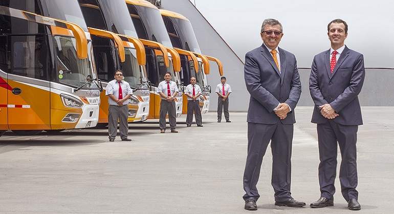 Roberto-Matos-Renzo-Del-Negro-Presentando-parte-de-la-nueva-flota-Movil-Bus.jpg