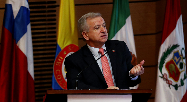 ministro-hacienda-larrain-nombramiento-efe.png