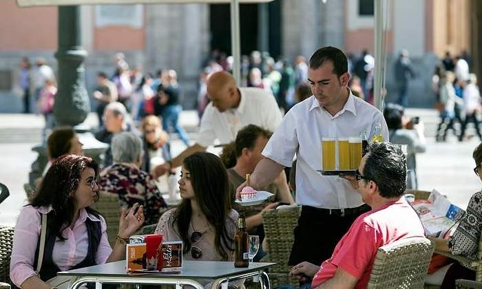camarero-terraza.jpg
