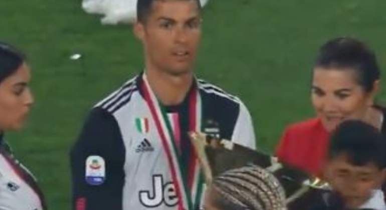 cristiano-ronaldo-trofeo-hijo.jpg