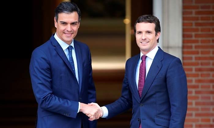 sanchez-casado-saludo-moncloa-6may19-reuters.jpg