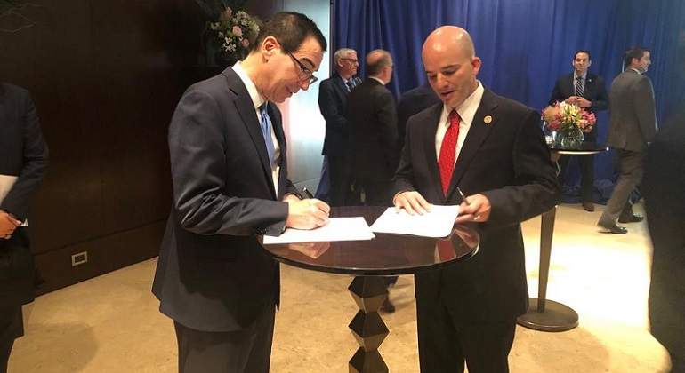 Firma-G-Anaya-Mnuchin.jpg