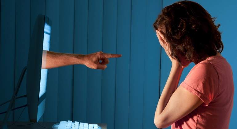 ciberbullying-nina-llorando-ordenador-pantalla-770x420-dreamstime.jpg