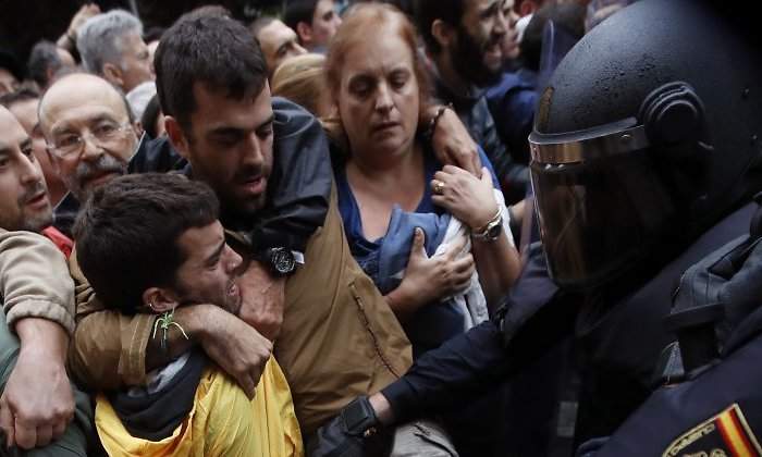 referendum-herido-policia.jpg