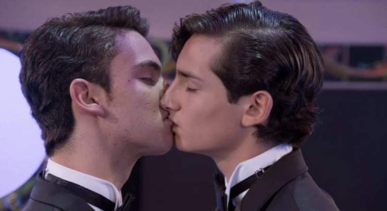 dia-internacional-del-beso.jpg