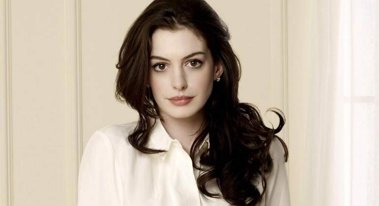 anne-hathaway-cara.jpg