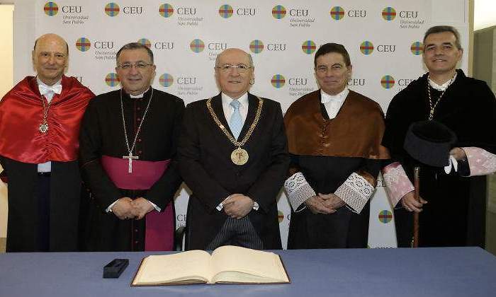 Foto-Grupo-Honoris-Causa111111111111.jpg