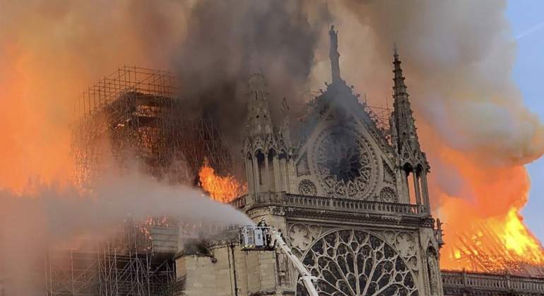 catedral-notre-dame-fumar.jpg