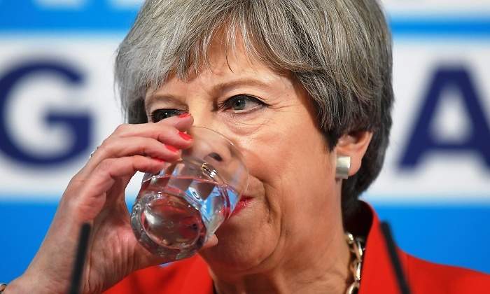 theresa-may-bebe-agua-reino-unido-campana-22mayo-2017-reuters.jpg