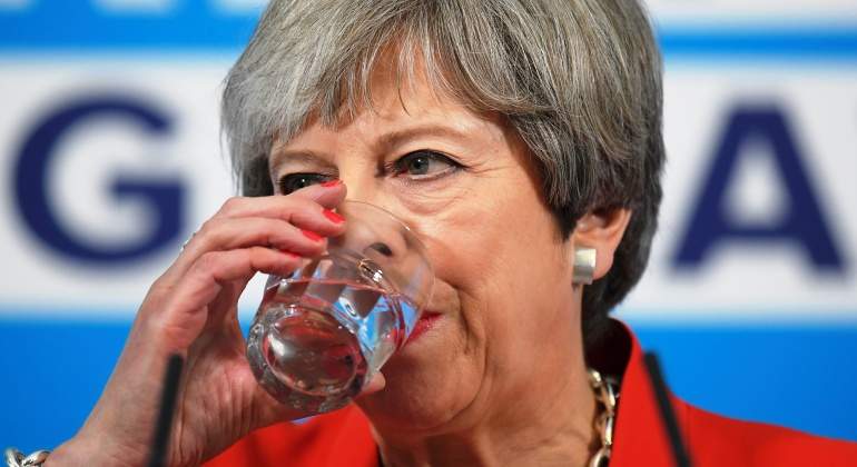 theresa-may-bebe-agua-reino-unido-campana-22mayo-2017-reuters.jpg