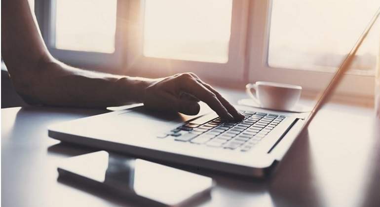 computadora-mano-770-istock.jpg