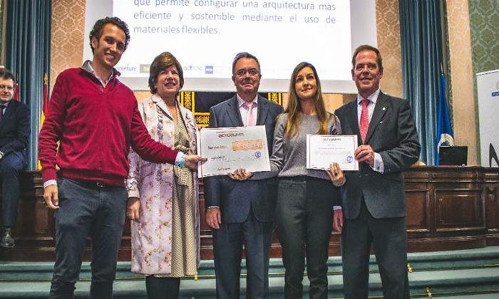 Nextcrete-recibe-el-premio-de-manos-de-Paloma-Cabello-de-la-Red-de-Inversores-y-Expertos-IE-UPM-defini.jpg