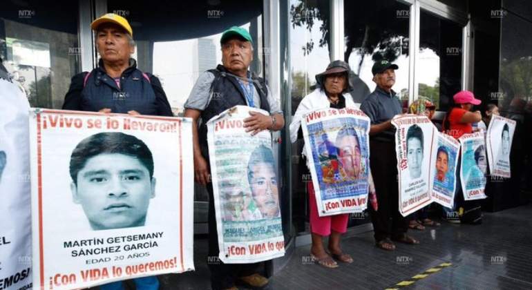 AYOTZINAPA-FGR-PADRES.jpg