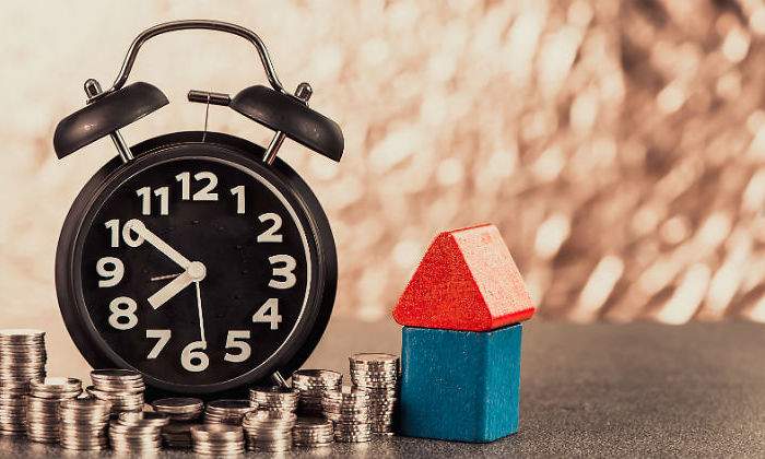 casa-reloj-monedas-dreamstime.jpg