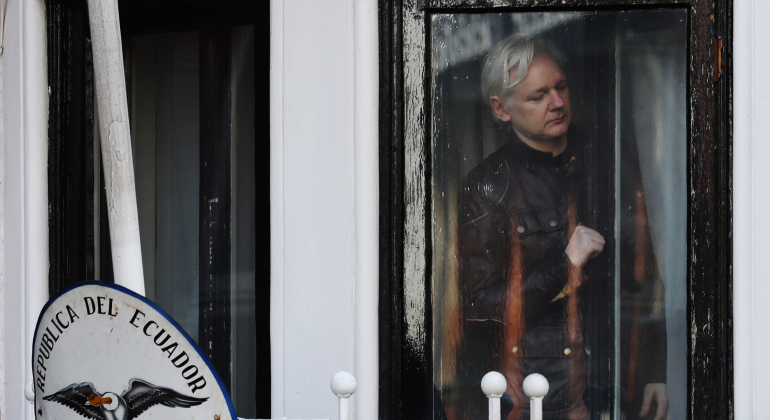 assange-embajada-reuters.png