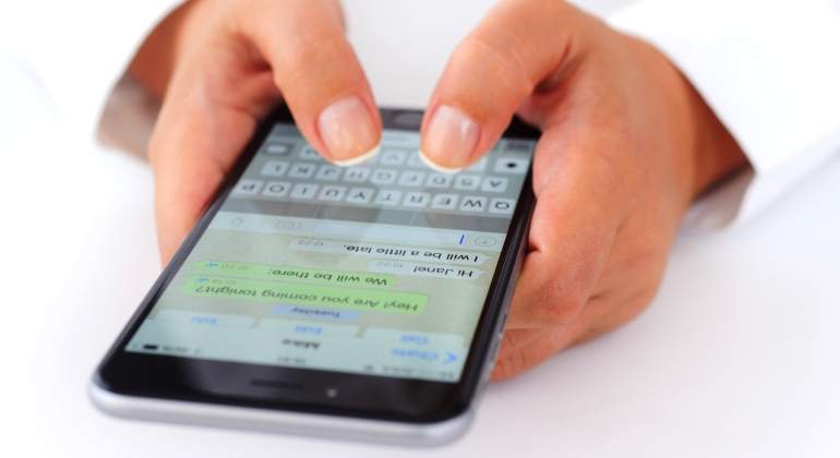 whatsapp-smartphone-manos-ee.jpg