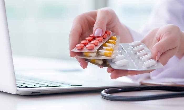 pastillas-portatil-manos.jpg