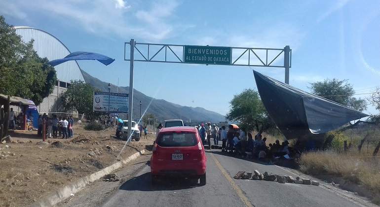 maestros carretera oaxaca.jpg
