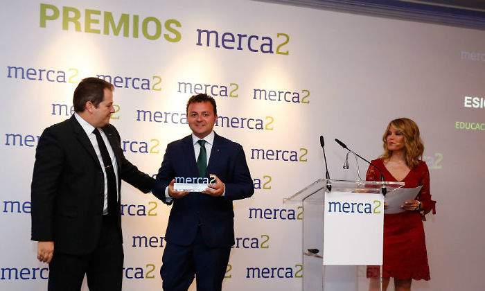 Eduardo-Gomez-Martin-recogio-el-premio-de-manos-del-CEO-de-Merca211111111111111.jpg