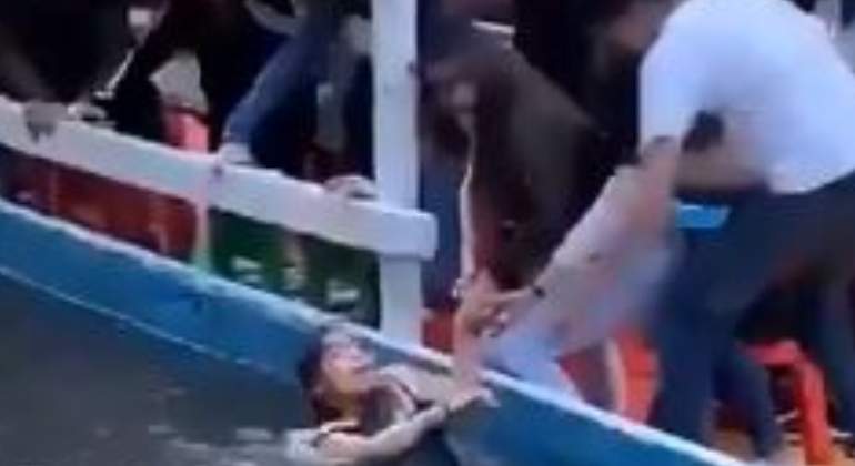 XOCHIMILCO-JOVEN-TRAJINERA.jpg