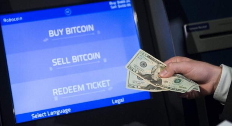 bitcoin-invertir-dolares-comprar-robocoin-getty.jpg