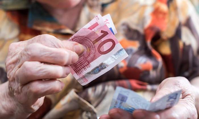 jubilada-billetes-euros-manos-dreamstime.jpg