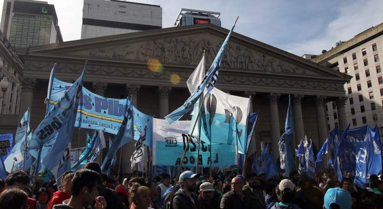 Batalla campal para frenar reforma del sistema de pensiones — Argentina