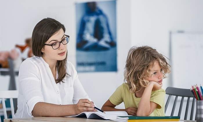 Profesora-nino-estudiar-iStock.jpg