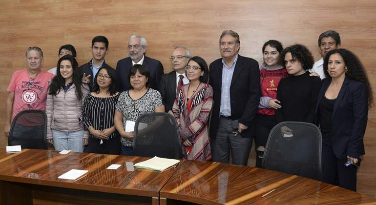 graue-se-firma-pliego-petitorio-de-CCH-Azcaptzalco-en-Rectoria-Foto-Reuters.jpg