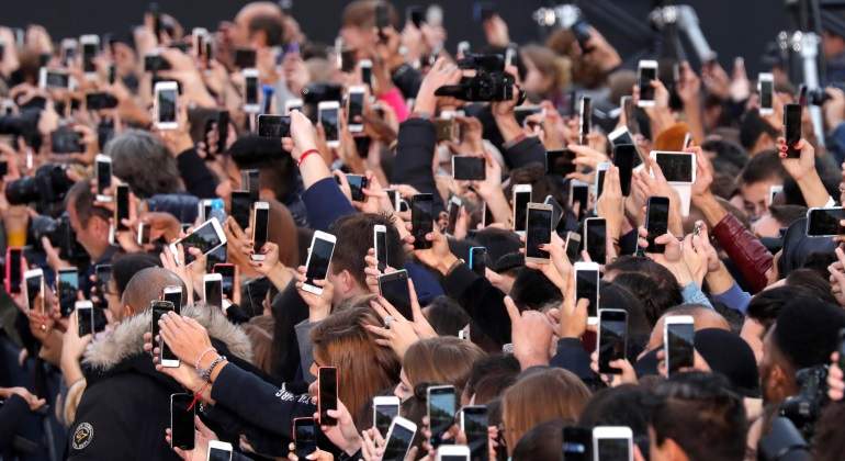 smartphones-770-reuters.jpg