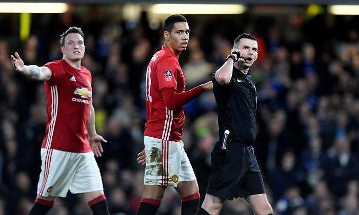 Michael-Oliver-Arbitro-Manchester-United-2018-EFE.jpg